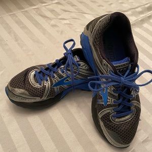 Brooks GTS Seventeen Tennis Shoes Trainers, size 8.5